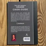 Photo de l'arrière du livre , avec le résumé du livre " petit chiot deviendra Grand Chien-Guide "