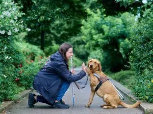 Photo d'un éducateur et son chien