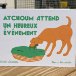 Livre pour enfants, dessin d'un labrador qui regarde un lit de chiots