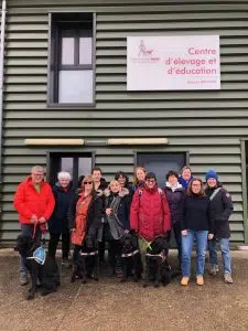 Photo des ambassadeurs à Buc avec le logo "Centre d'Élevage et d'Éducation" affiché sur le bâtiment.