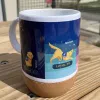 Photo du mug 2025, avec le visuel de la carte de vœux de 2025