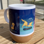 Photo du mug 2025, avec le visuel de la carte de vœux de 2025