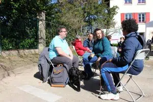 Le maître de Skaty et sa famille d'accueil