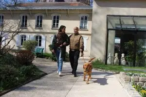 Triss, famille d'accueil et maître en déplacement dans l'école