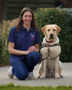 Juana, éducatrice à Paris avec labrador beige assis a coté d'elle