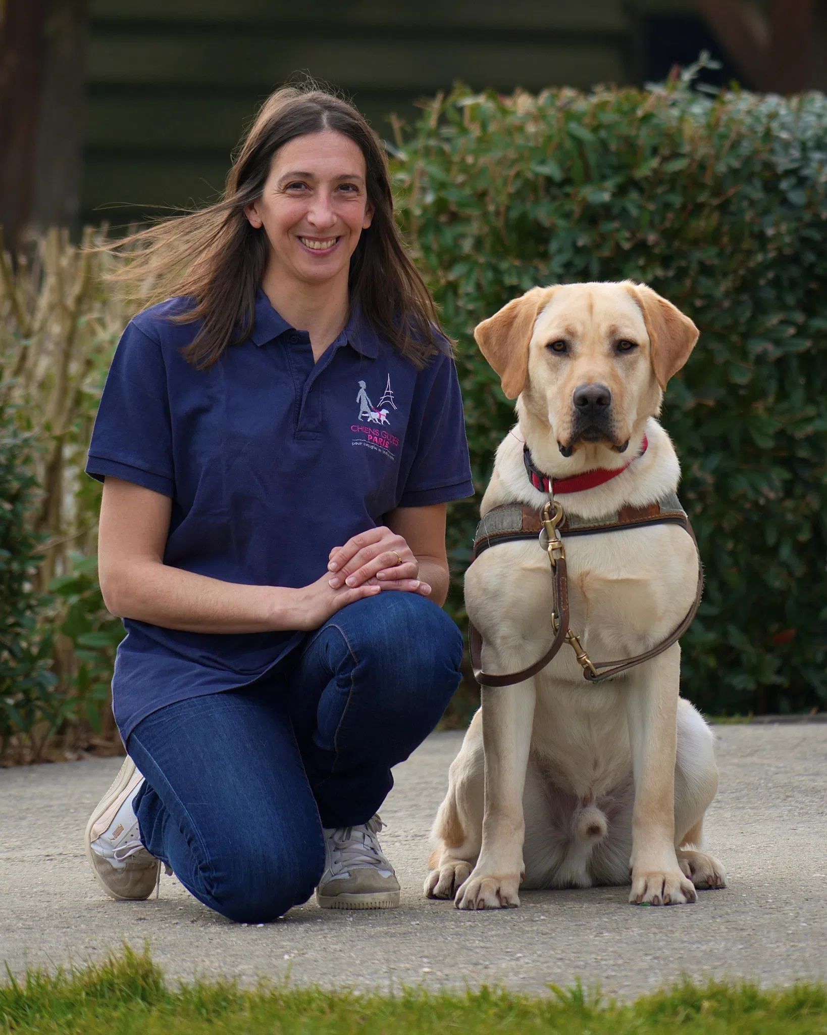 Juana, éducatrice à Paris avec labrador beige assis a coté d'elle 