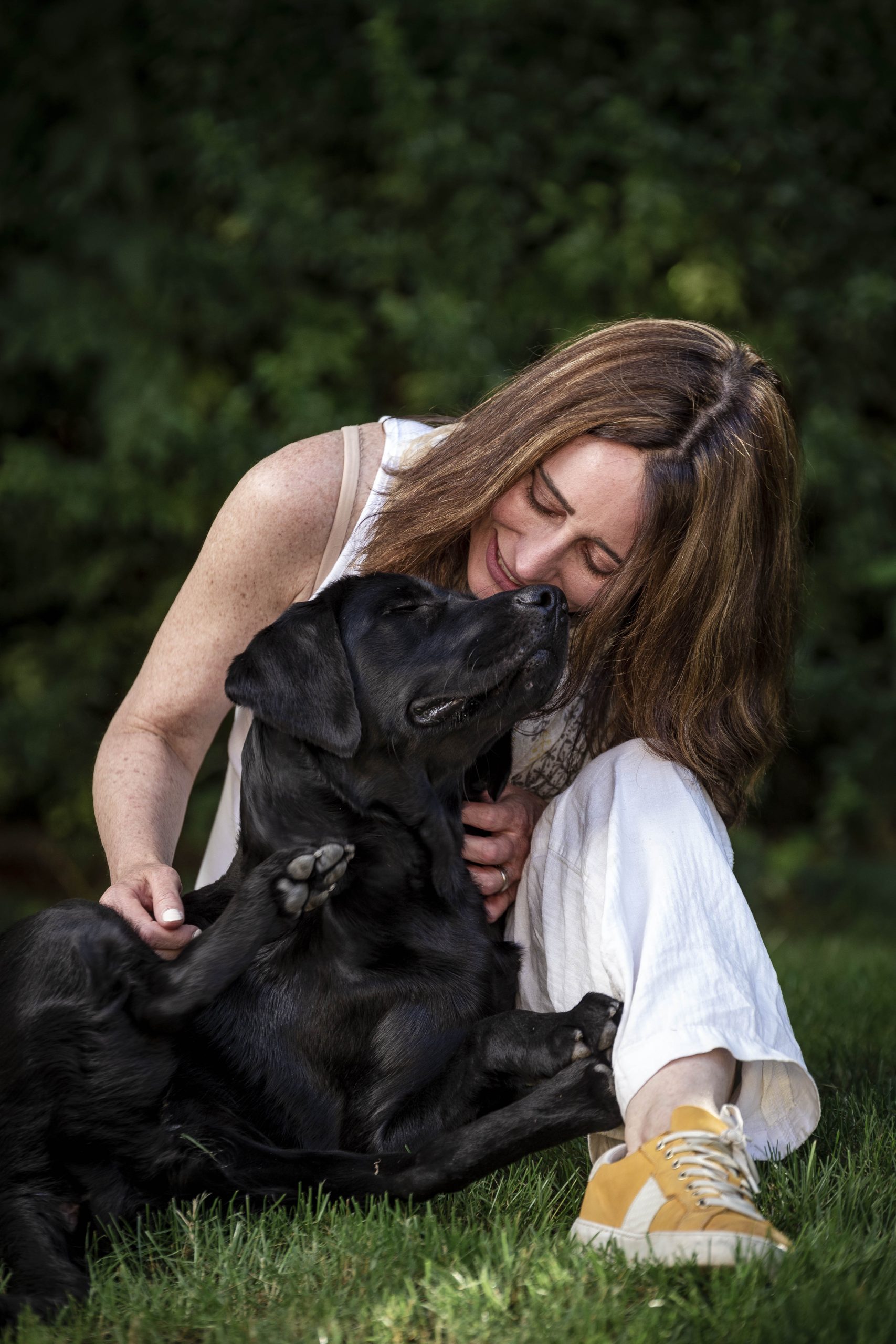 Photo d'une famille d'accueil avec un labrador noir