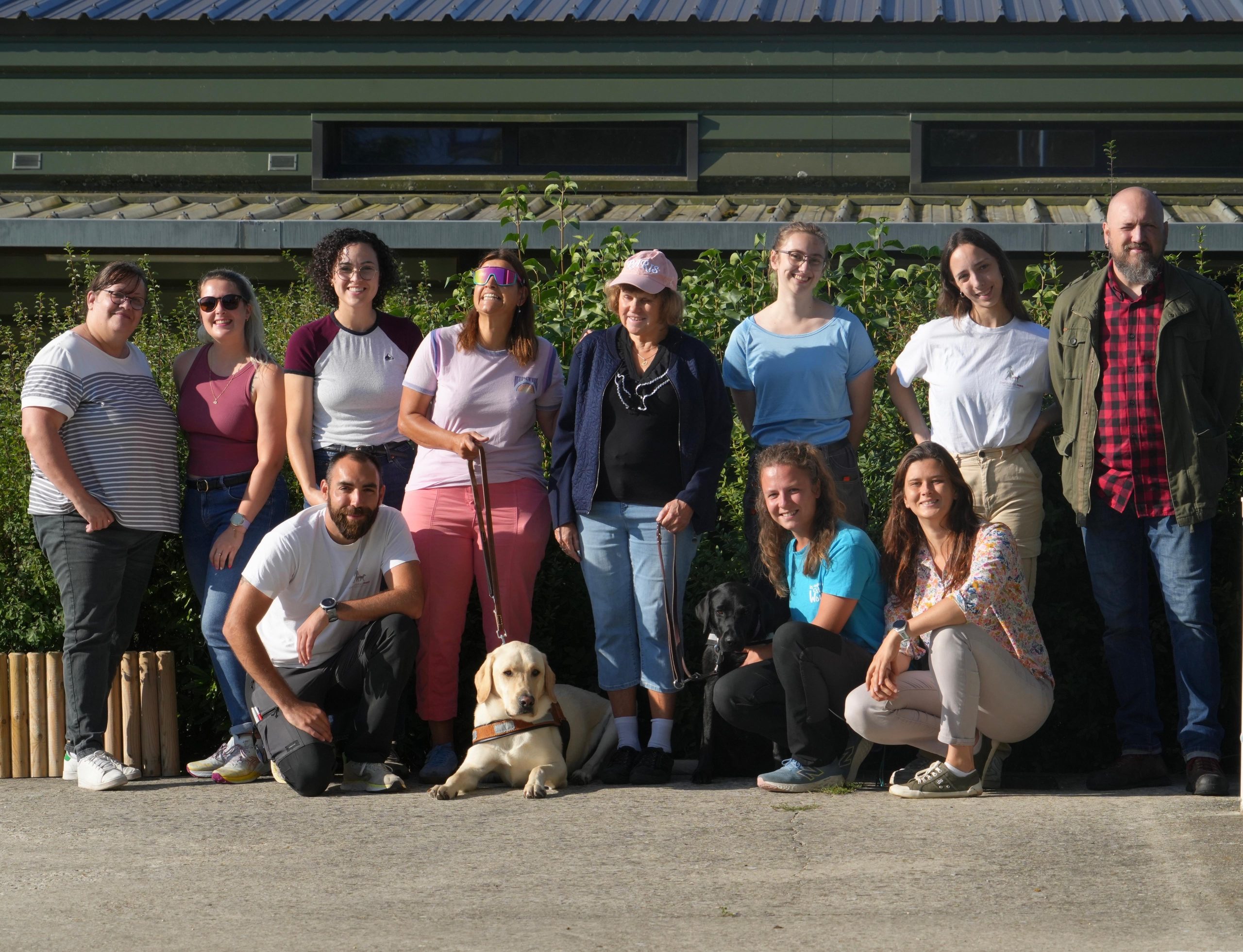 Photo de groupe avec les salariées de Buc et des bénéficiaires de chiens guides.