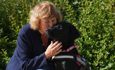 Marie-Hélène pose avec Uba et elle lui fait un bisous