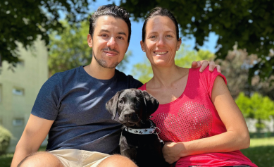Uba est entourée de sa famille d'accueil
