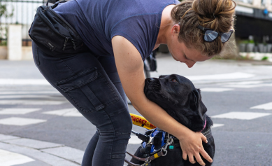 Lydie et Uba sont en ville et Lydie félicite Uba