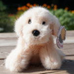Photo d'une peluche sable style fluffy, photographiée en extérieur