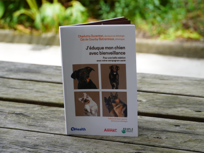 Photo de la couverture du livre. Sur la couverture, quatre encadrés présentent des photos de chiens.