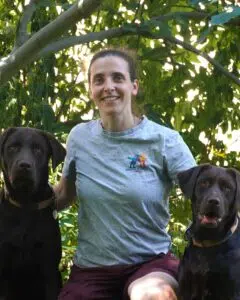 Amanda posant aux côtés d'un chien guide