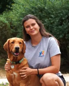 Annaëlle posant avec Tibou, labrador roux