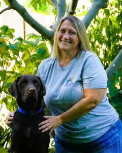 Anne Laure posant aux côtés d'un chien guide
