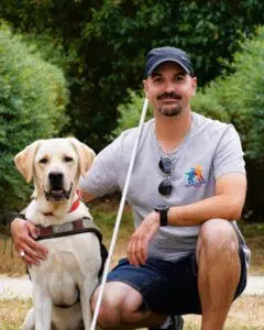 Aurelien posant aux côtés d'un chien guide
