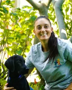 Coralie posant aux côtés d'un chien guide