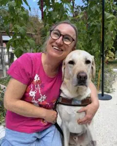 Daphné posant aux côtés d'un chien guide