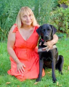 Dominique posant aux côtés d'un chien guide