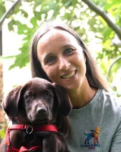 Émilie posant aux côtés d'un chien guide