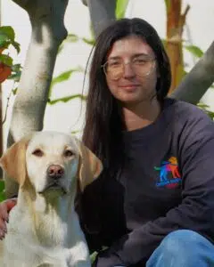 Irina posant aux côtés d'un chien guide