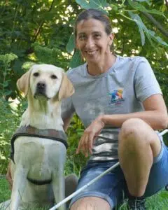 Juana posant aux côtés d'un chien guide