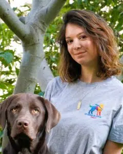 Laura Meynier posant aux côtés d'un chien guide