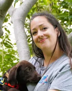 Magali posant aux côtés d'un chien guide