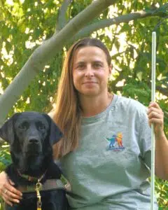 Margaux posant aux côtés d'un chien guide