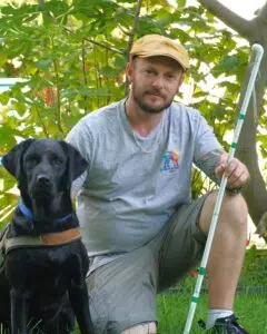Mathieu posant aux côtés d'un chien guide