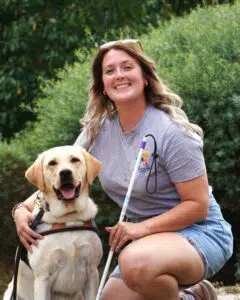 Melissa posant aux côtés d'un chien guide