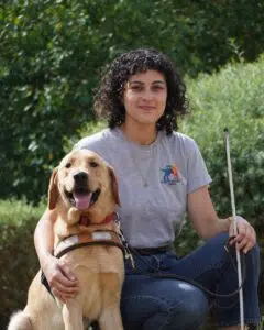 Noemie posant aux côtés d'un chien guide