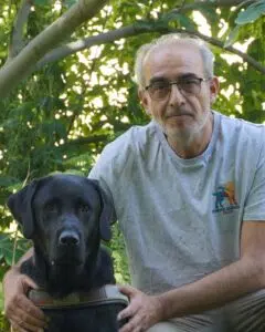Phillipe posant aux côtés d'un chien guide