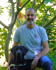 Stanislas posant aux côtés d'un chien guide