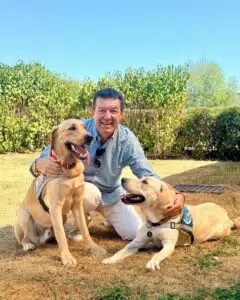 Stéphane posant aux côtés d'un chien guide