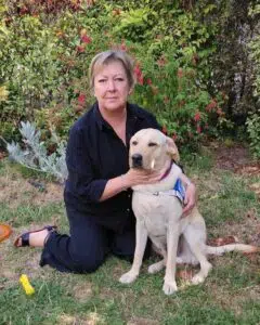 Valérie posant aux côtés d'un chien guide